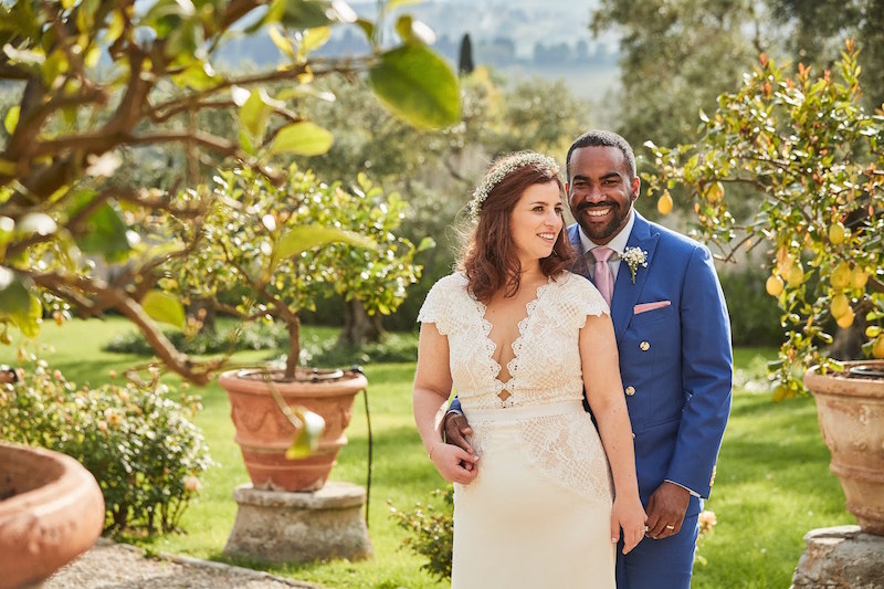 bride-and-groom-in-tuscan-villa-gardens