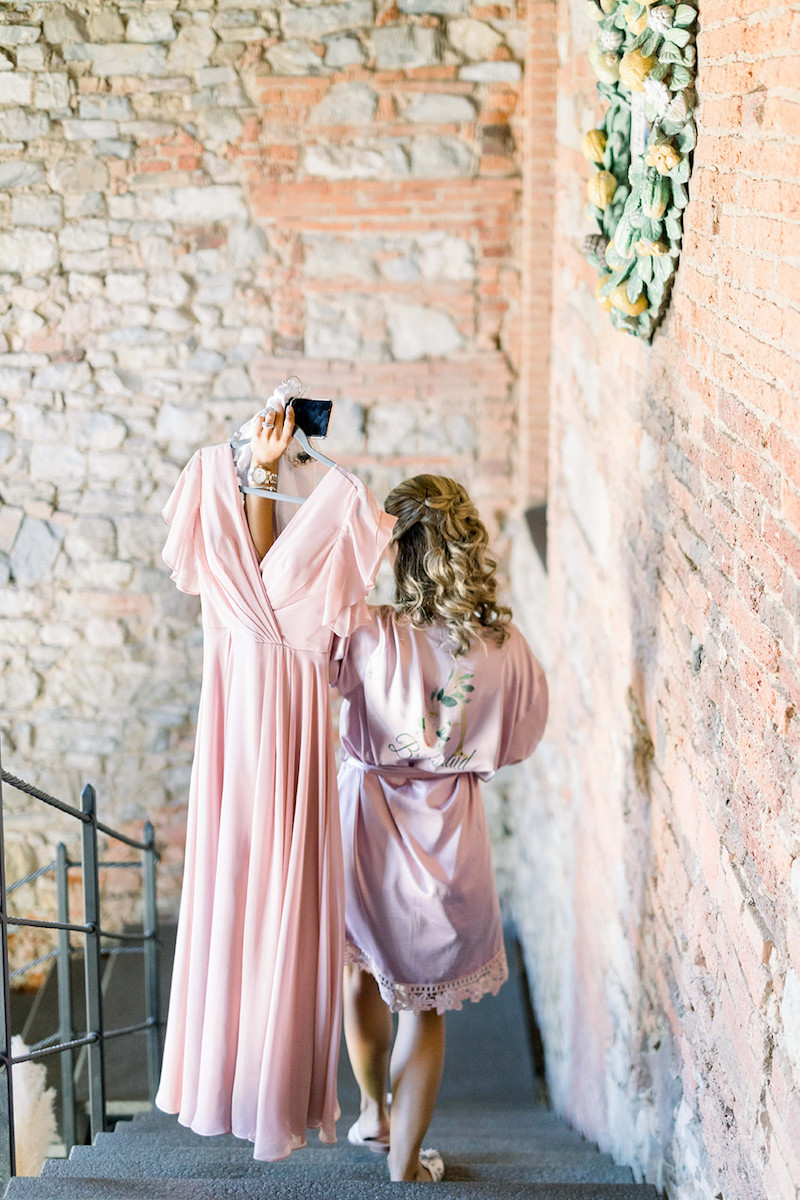 bridesmaid-getting-ready-castle-wedding-in-tuscany